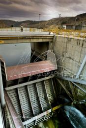 Image du Maroc Professionnelle de  Le Barrage Allal Al Fassi est situé dans la Province de Sefrou sur Oued Sebou avec un volume de stockage de 63.7 Mm3, il contrôle un bassin versant de 5.400 km2. Ce Barrage a été mis en service en 1990. But de l'ouvrage  production d'électricité, irrigation et protection contre les crues, Jeudi 8 septembre 2005. (Photo / Abdeljalil Bounhar)